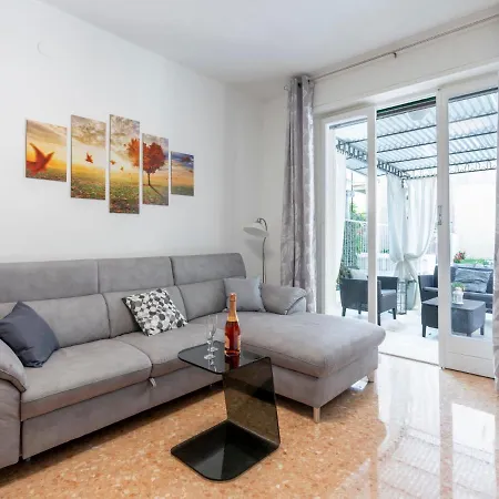 Apartment Giardino Al Mare By Interhome